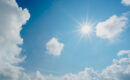 Blauer Himmel mit strahlender Sonne