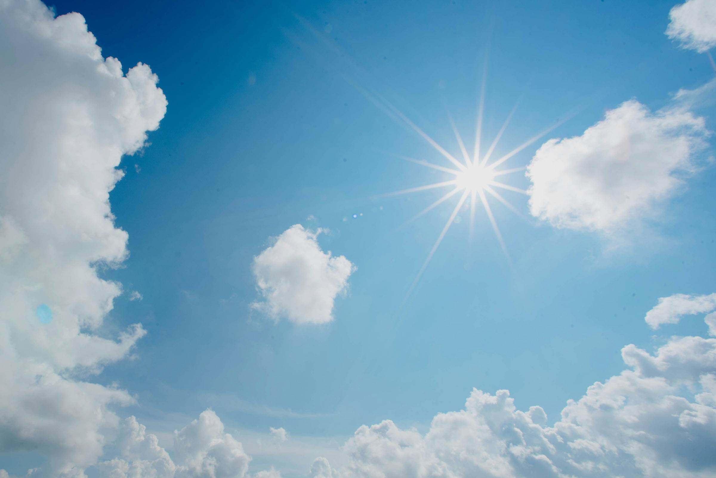 Blauer Himmel mit strahlender Sonne